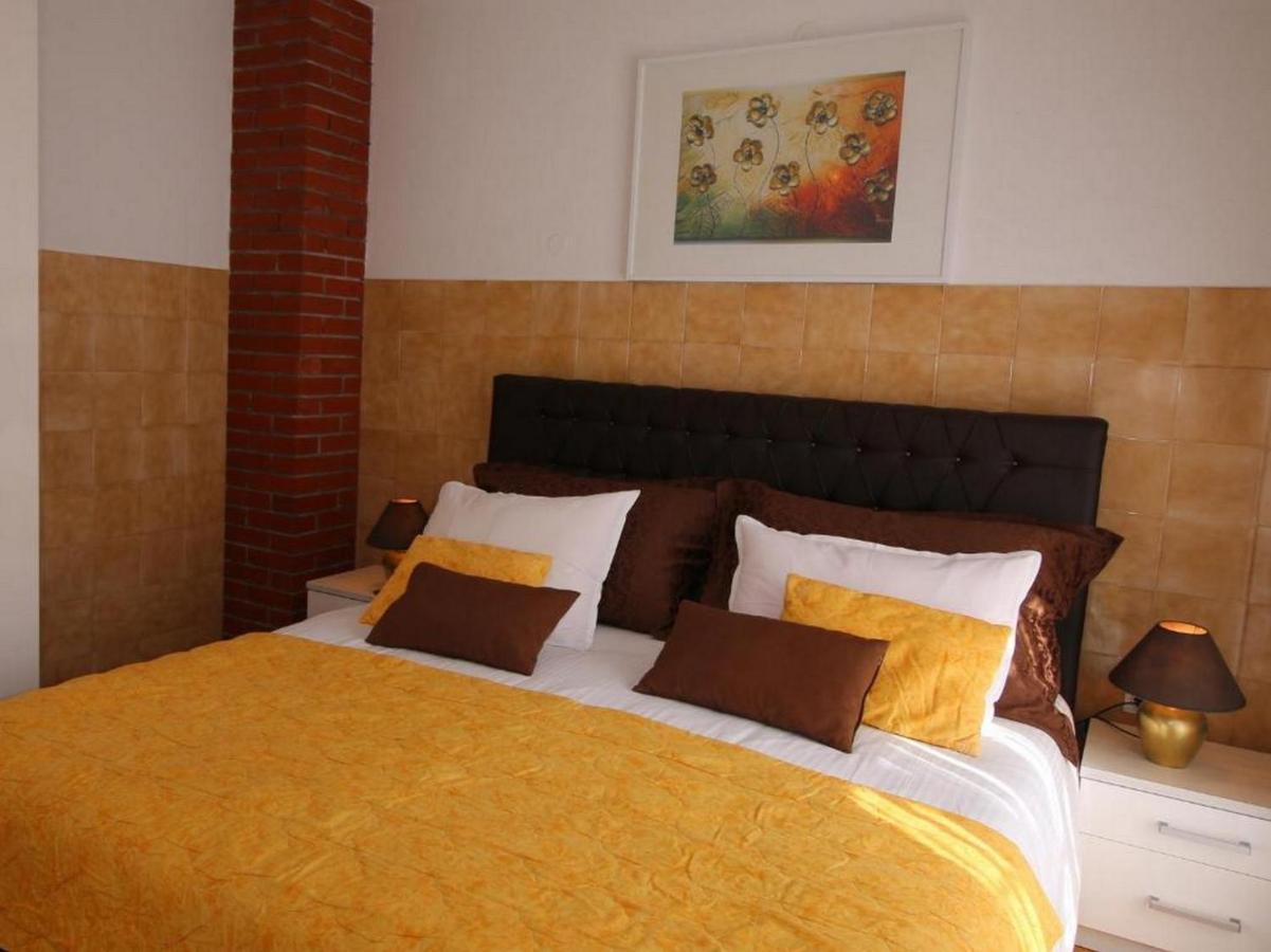 Villa Renipol Adults Only Sutivan Buitenkant foto